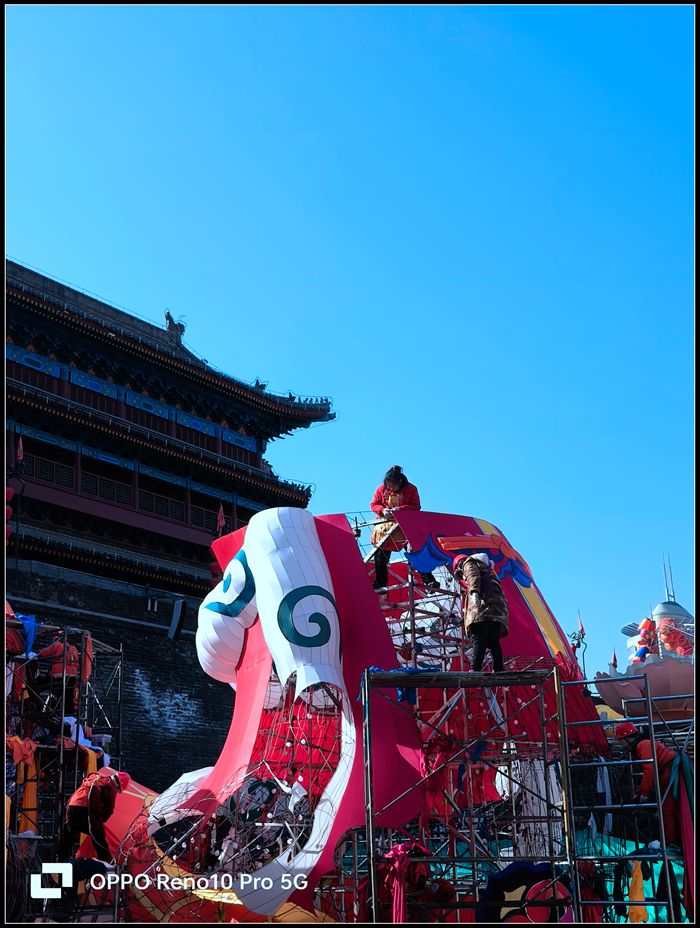 准备中的新年城墙灯会