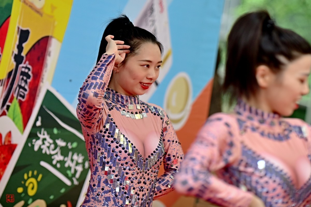 楼下超市开业，请草台班助阵(6)