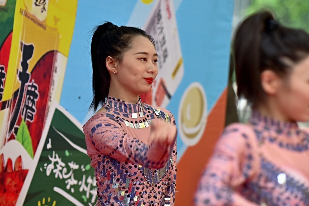 楼下超市开业，请草台班助阵(6)