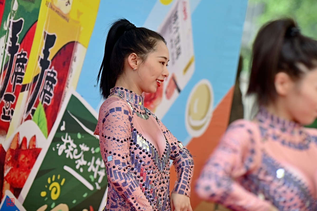 楼下超市开业，请草台班助阵(6)