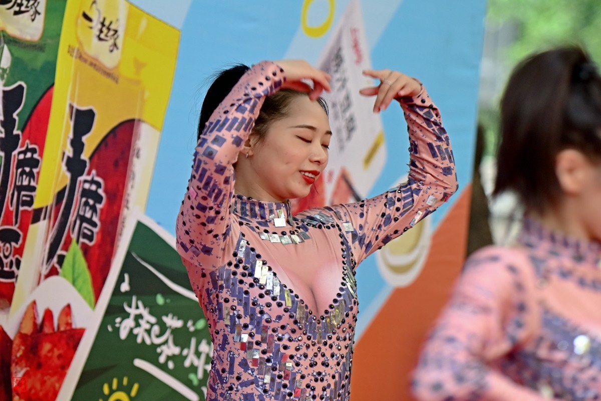 楼下超市开业，请草台班助阵(6)