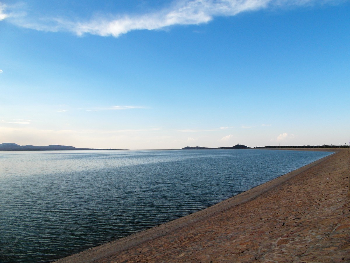镶嵌在巴丹吉林和腾格里沙漠之间的红崖山水库