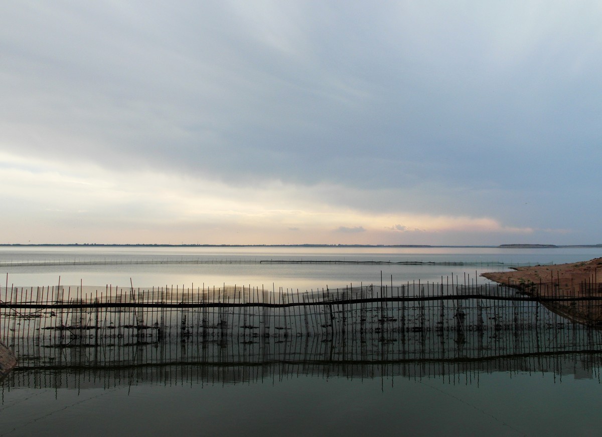 镶嵌在巴丹吉林和腾格里沙漠之间的红崖山水库