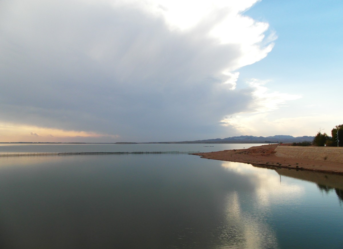 镶嵌在巴丹吉林和腾格里沙漠之间的红崖山水库