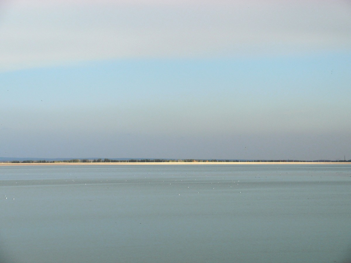 镶嵌在巴丹吉林和腾格里沙漠之间的红崖山水库