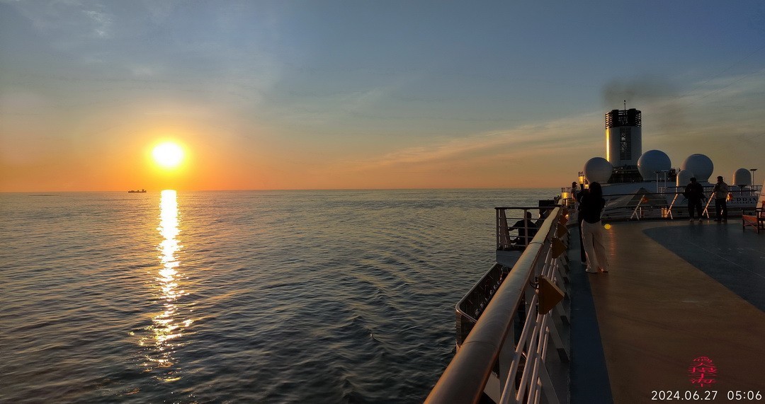 海上看日出 邮轮舷歌    周鸣天