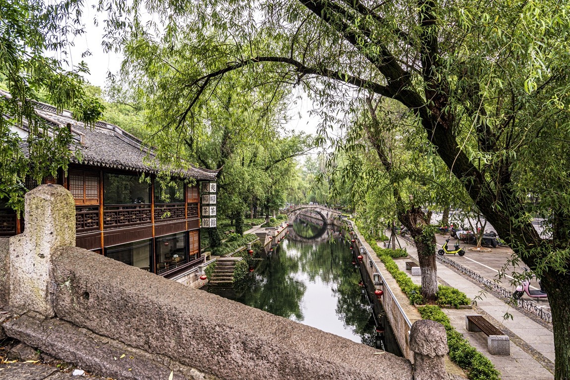 江南行【22】绍兴古城随拍仓桥直街，告假帖，因事外出不能欣赏学习老朋友的佳作请见