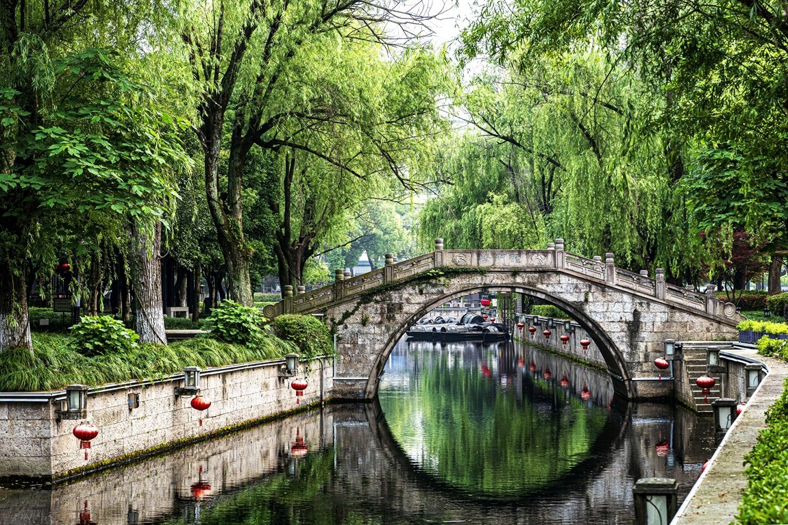 江南行【22】绍兴古城随拍仓桥直街，告假帖，因事外出不能欣赏学习老朋友的佳作请见