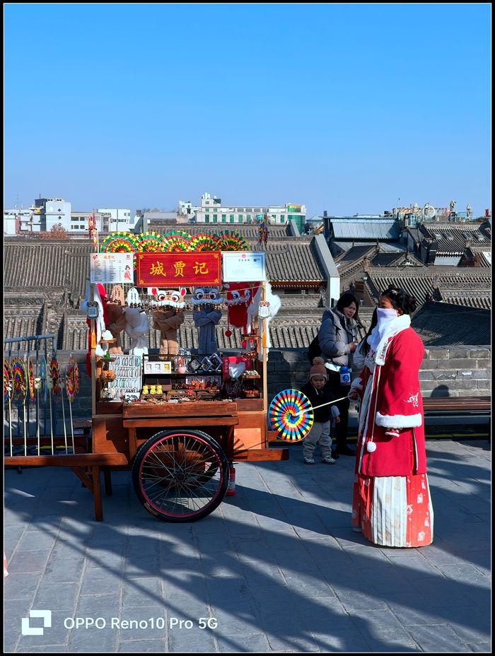 准备中的新年城墙灯会
