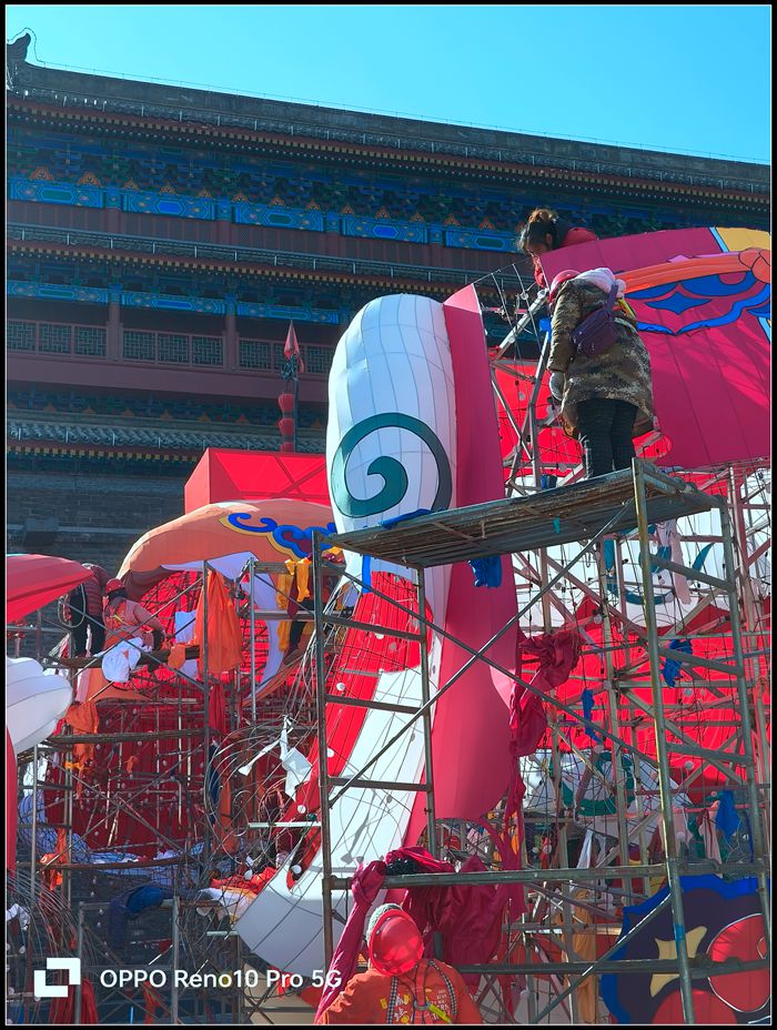 准备中的新年城墙灯会