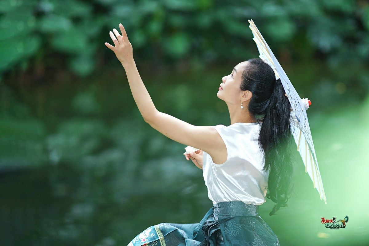 【天青色等烟雨】---小杨