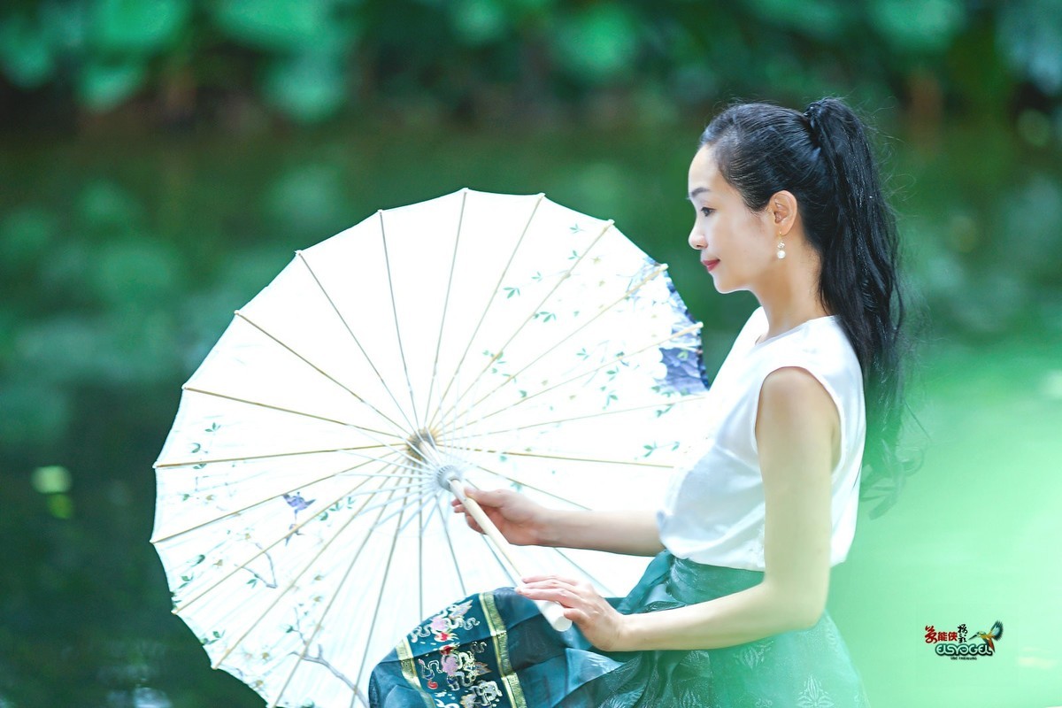 【天青色等烟雨】---小杨