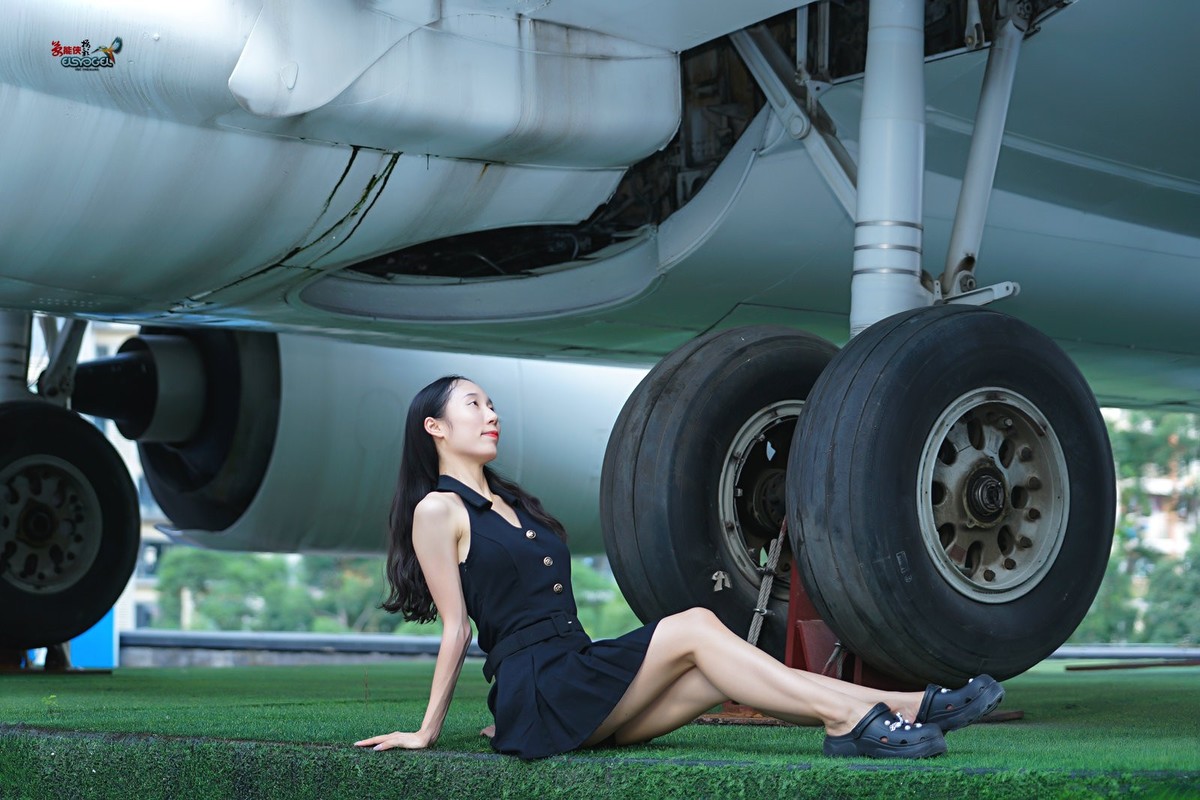 【飞机底部少女】---姗姗