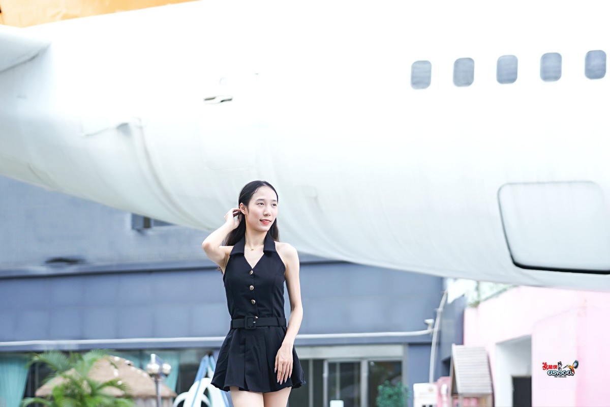 【飞机底部少女】---姗姗