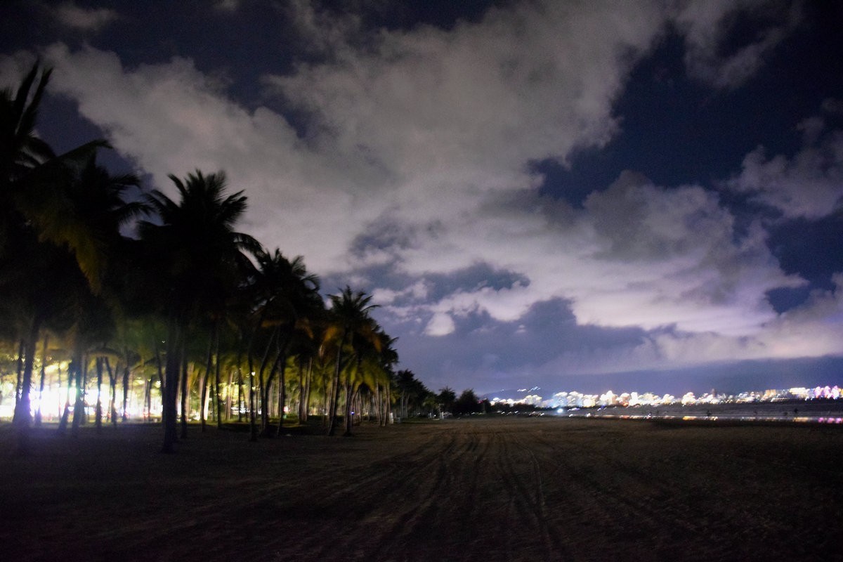2024夏 海南环岛行（108）三亚湾的夜景