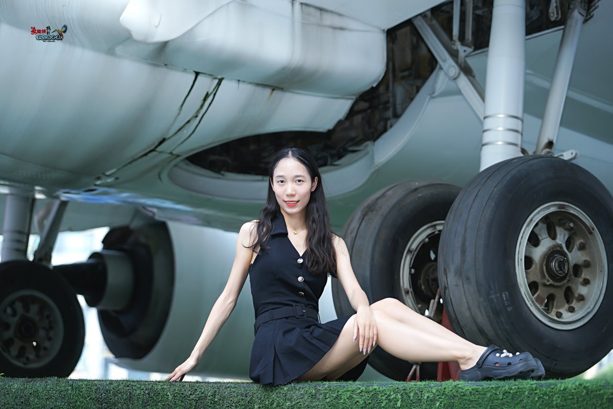 【飞机底部少女】---姗姗