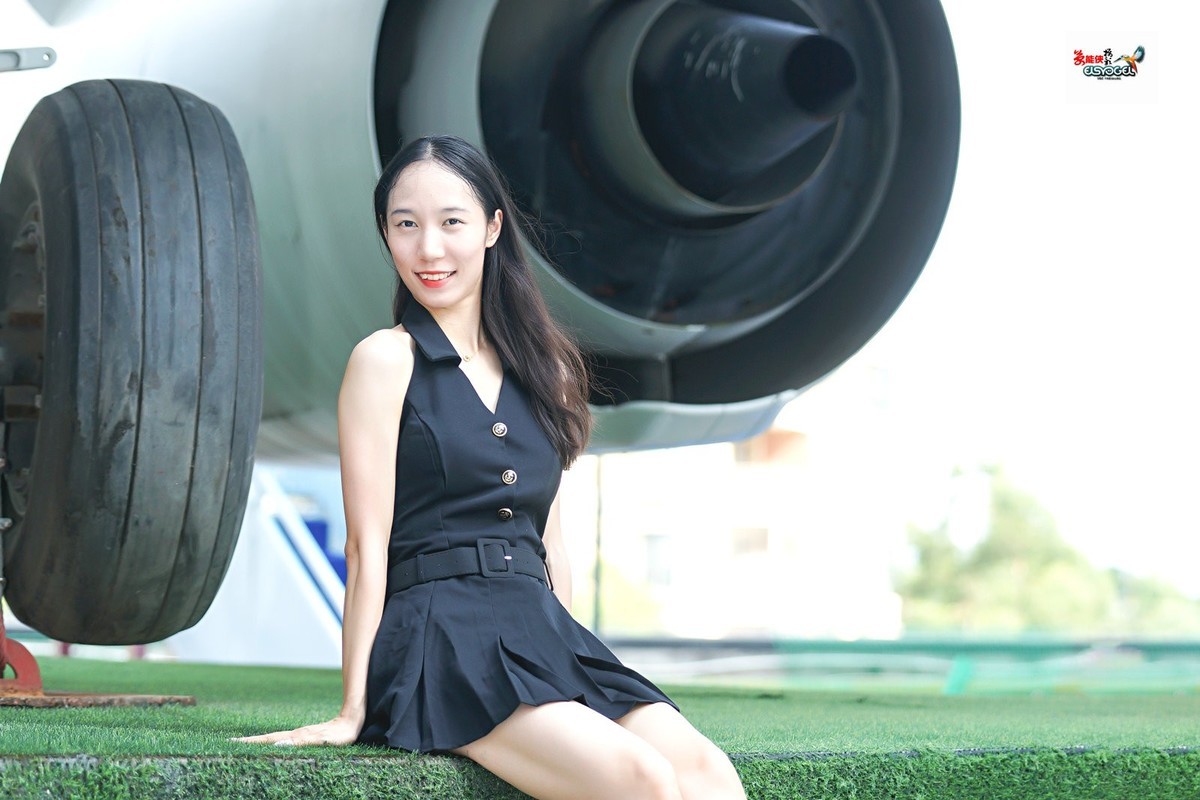 【飞机底部少女】---姗姗