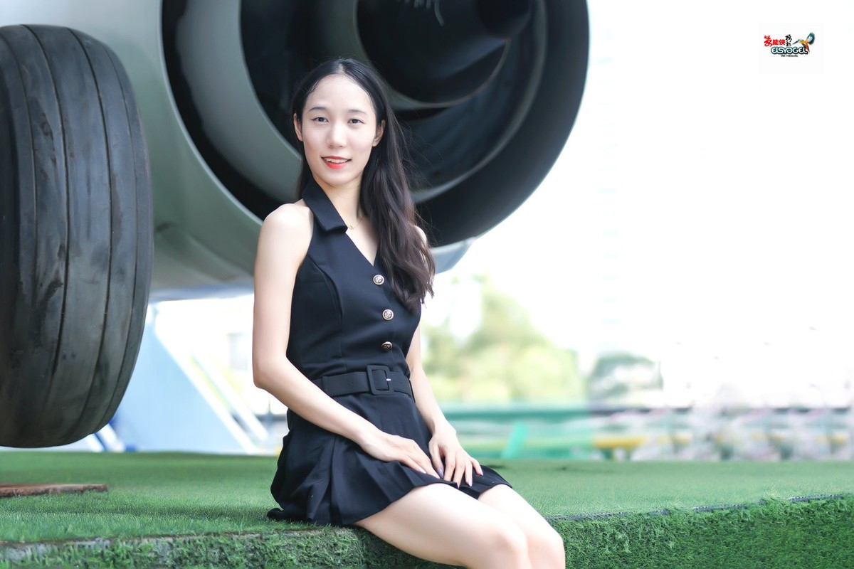 【飞机底部少女】---姗姗