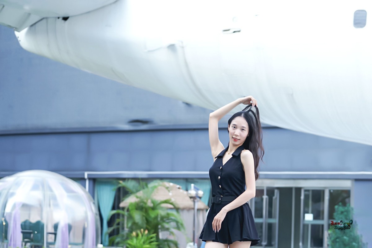 【飞机底部少女】---姗姗
