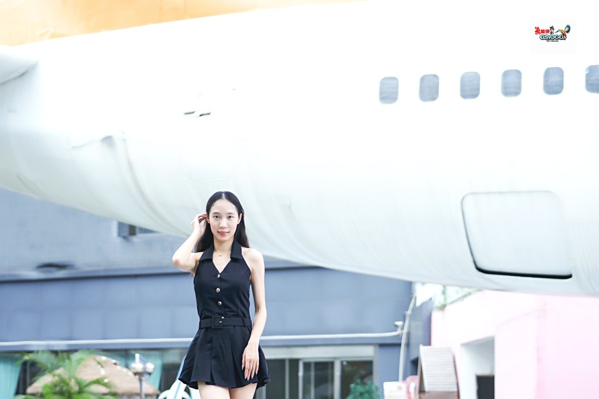 【飞机底部少女】---姗姗