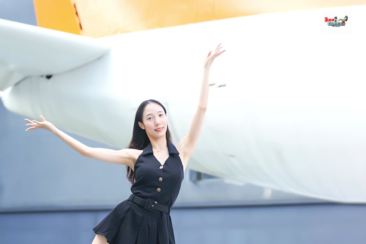 【飞机底部少女】---姗姗