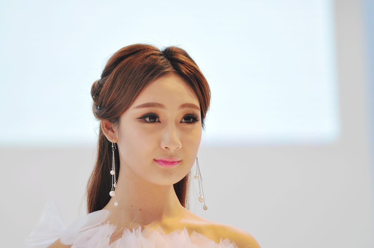 一组十年前D90 70-200 2.8 原片直出上海车展模特八