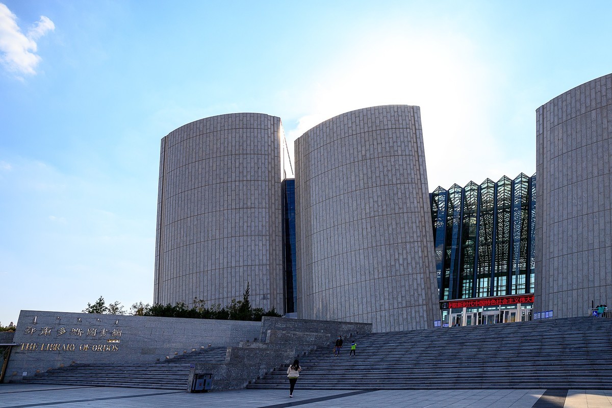 旅游记录：内蒙古 · 鄂尔多斯 · 城市广场