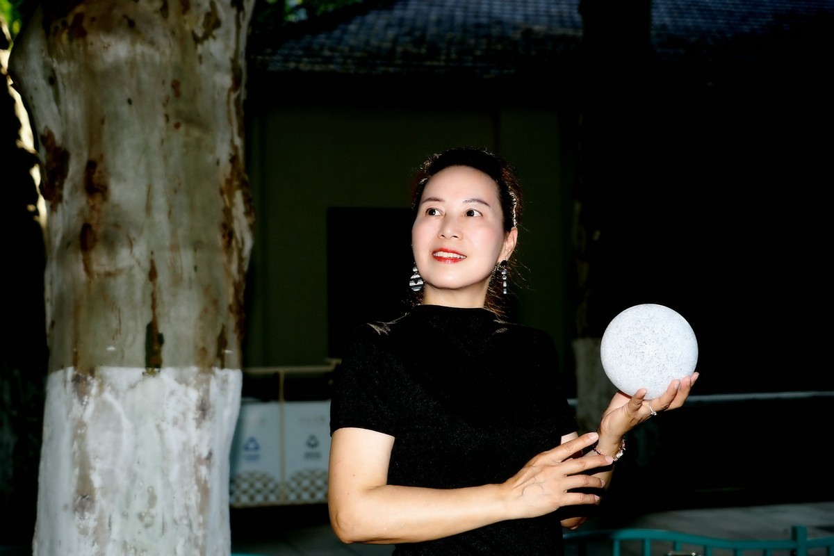 环境人像---绿草地里潇洒的懂易美女！