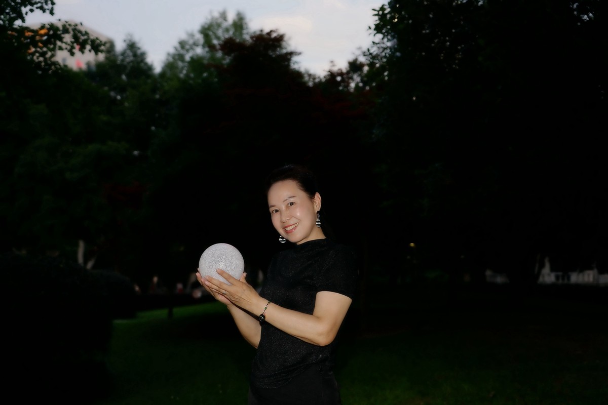 环境人像---绿草地里潇洒的懂易美女！