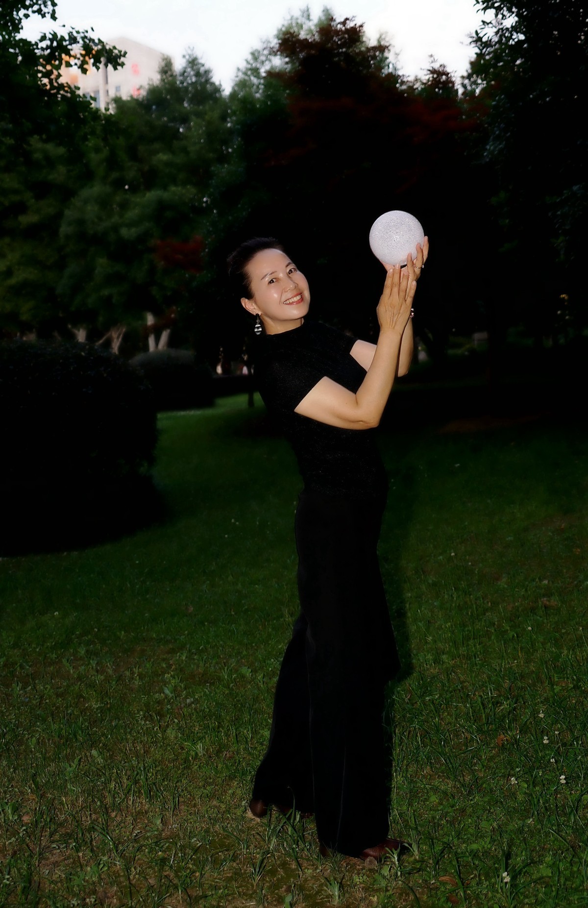 环境人像---绿草地里潇洒的懂易美女！