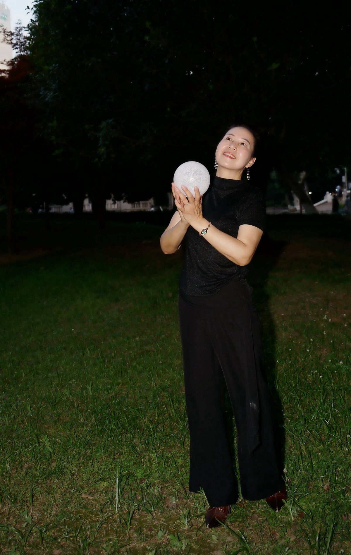 环境人像---绿草地里潇洒的懂易美女！