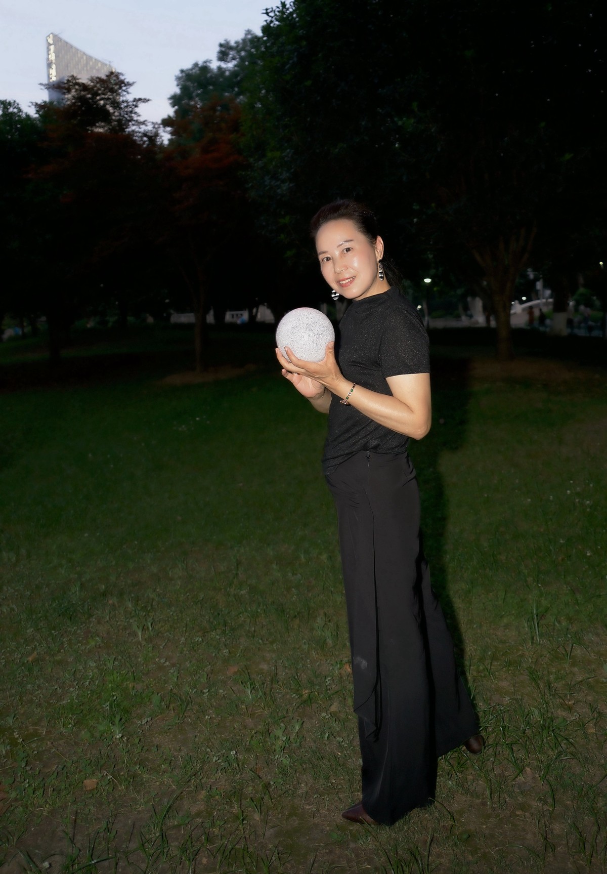 环境人像---绿草地里潇洒的懂易美女！