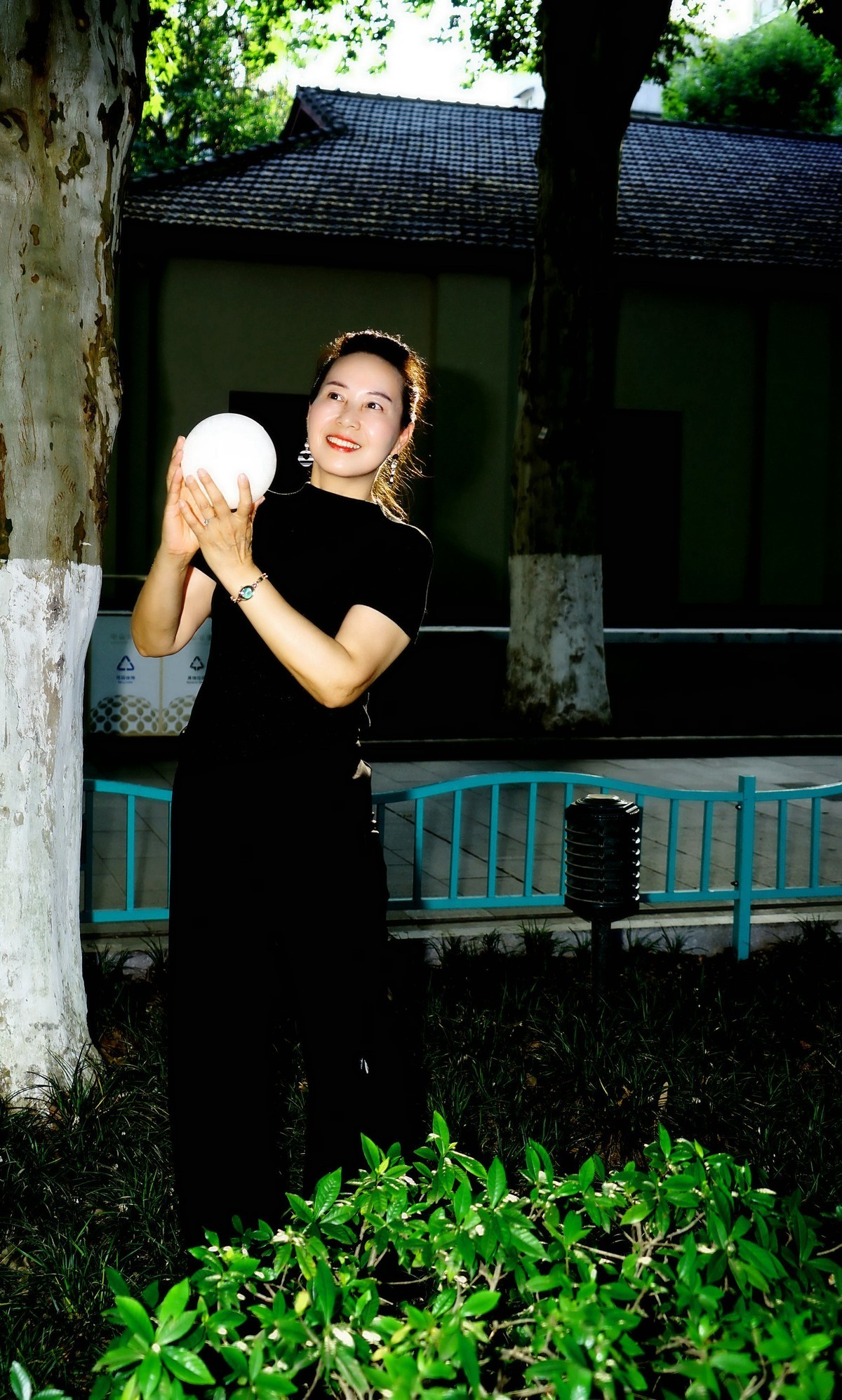 环境人像---绿草地里潇洒的懂易美女！