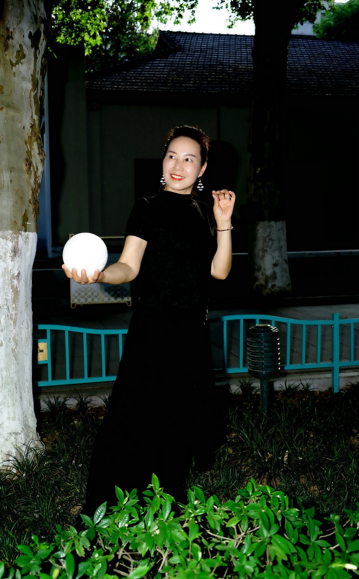 环境人像---绿草地里潇洒的懂易美女！