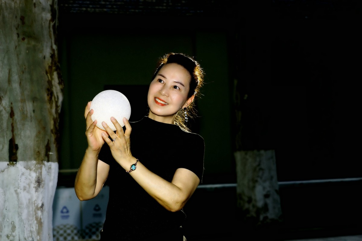 环境人像---绿草地里潇洒的懂易美女！