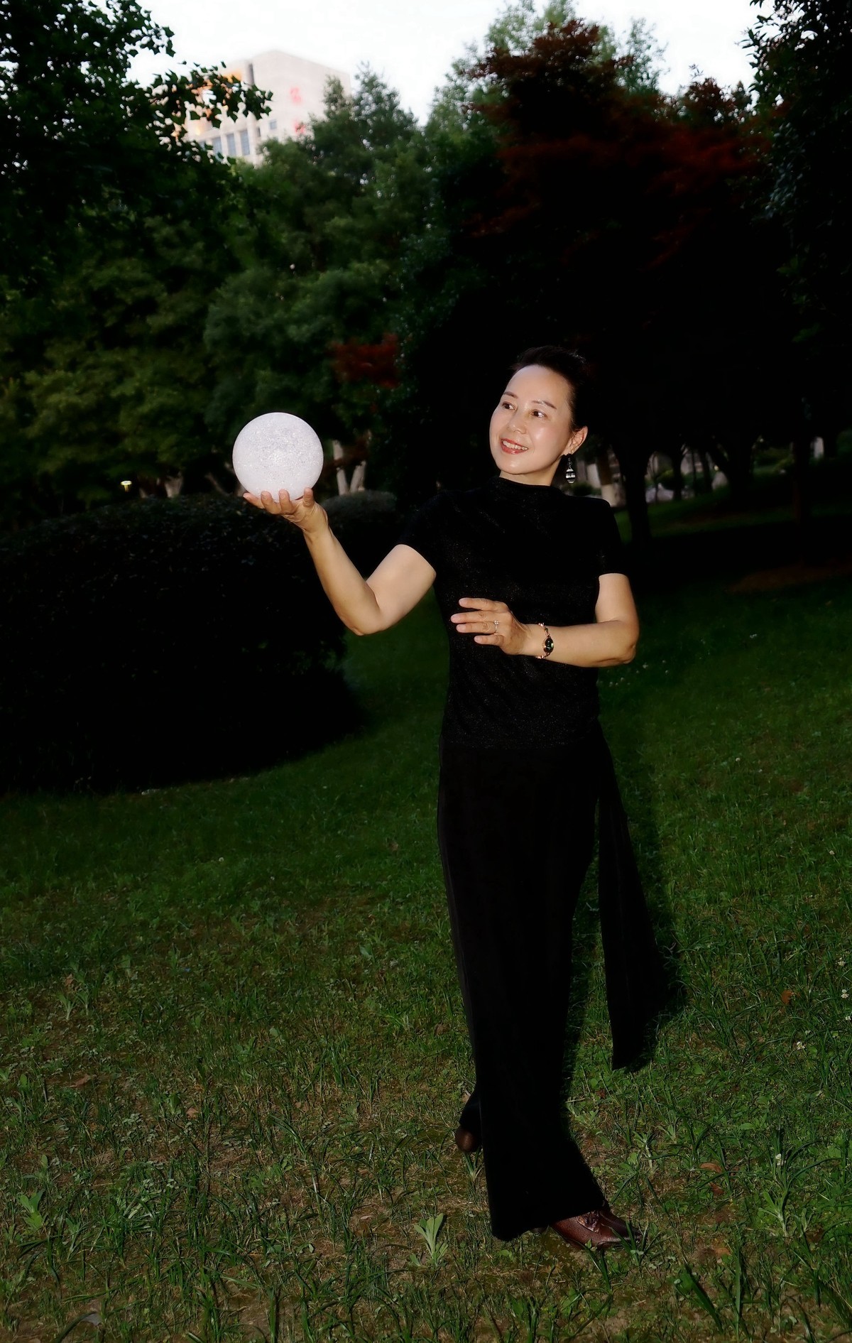 环境人像---绿草地里潇洒的懂易美女！