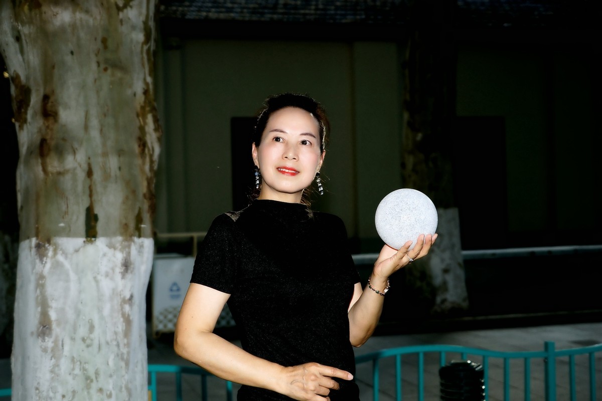 环境人像---绿草地里潇洒的懂易美女！