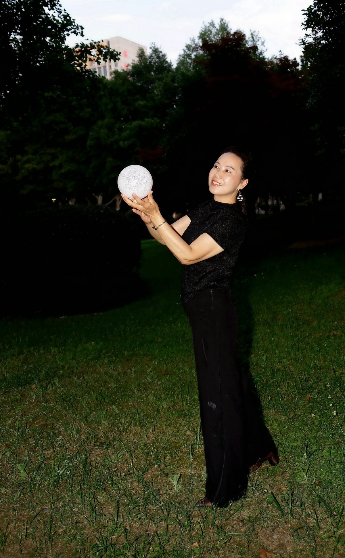 环境人像---绿草地里潇洒的懂易美女！