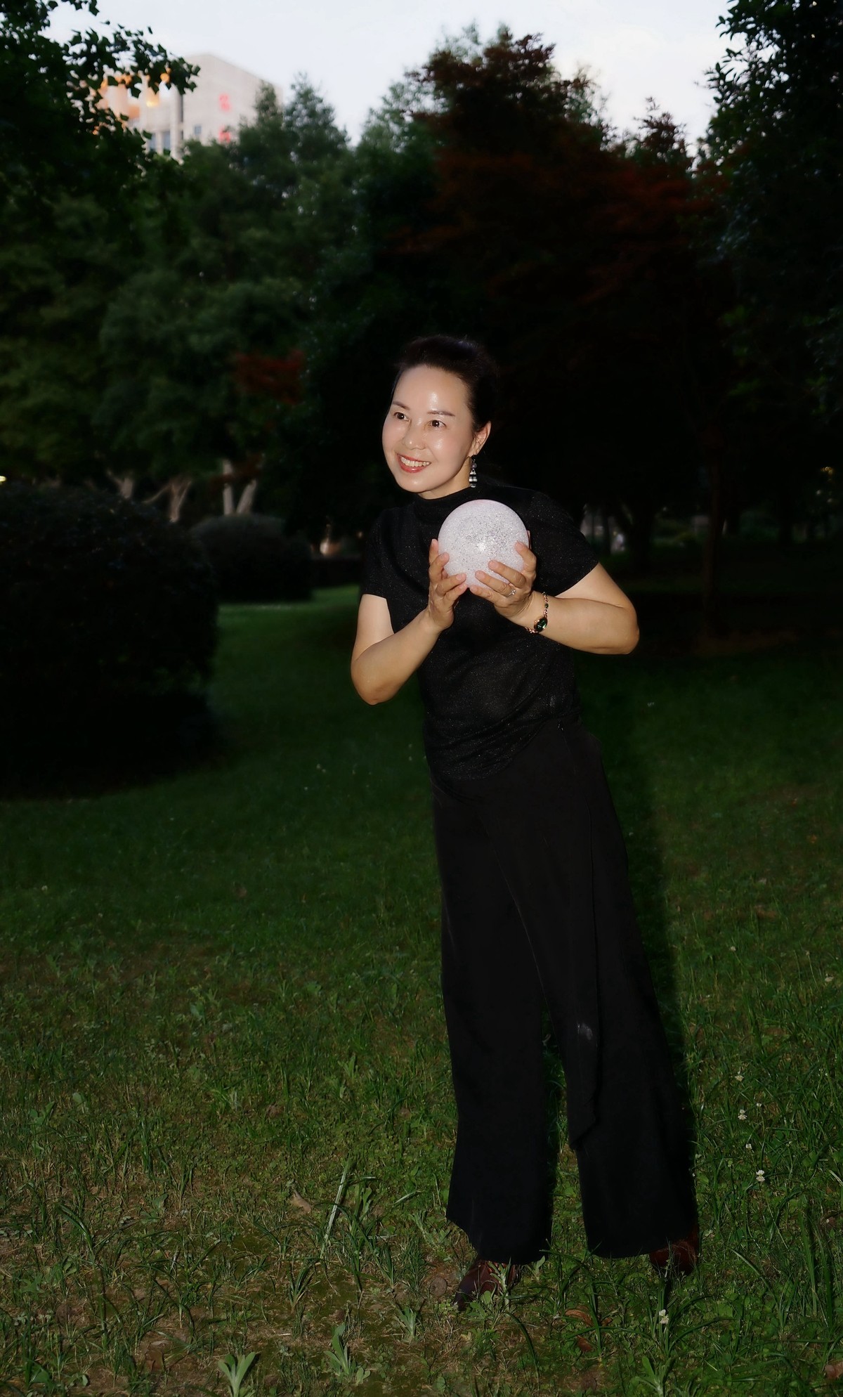 环境人像---绿草地里潇洒的懂易美女！