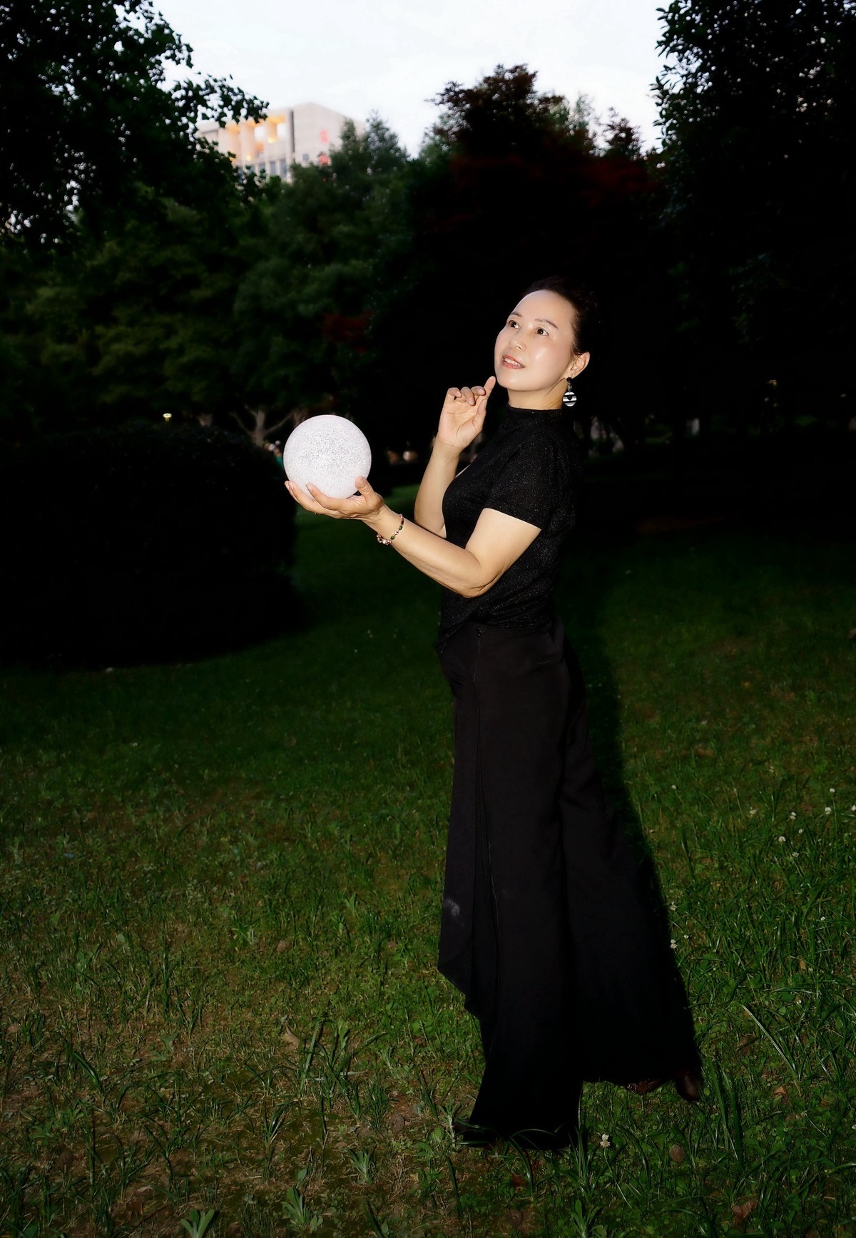 环境人像---绿草地里潇洒的懂易美女！