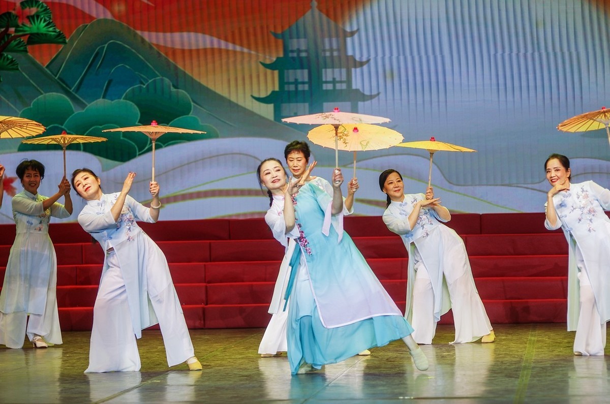 北京海淀区军休干部广场舞展演 三