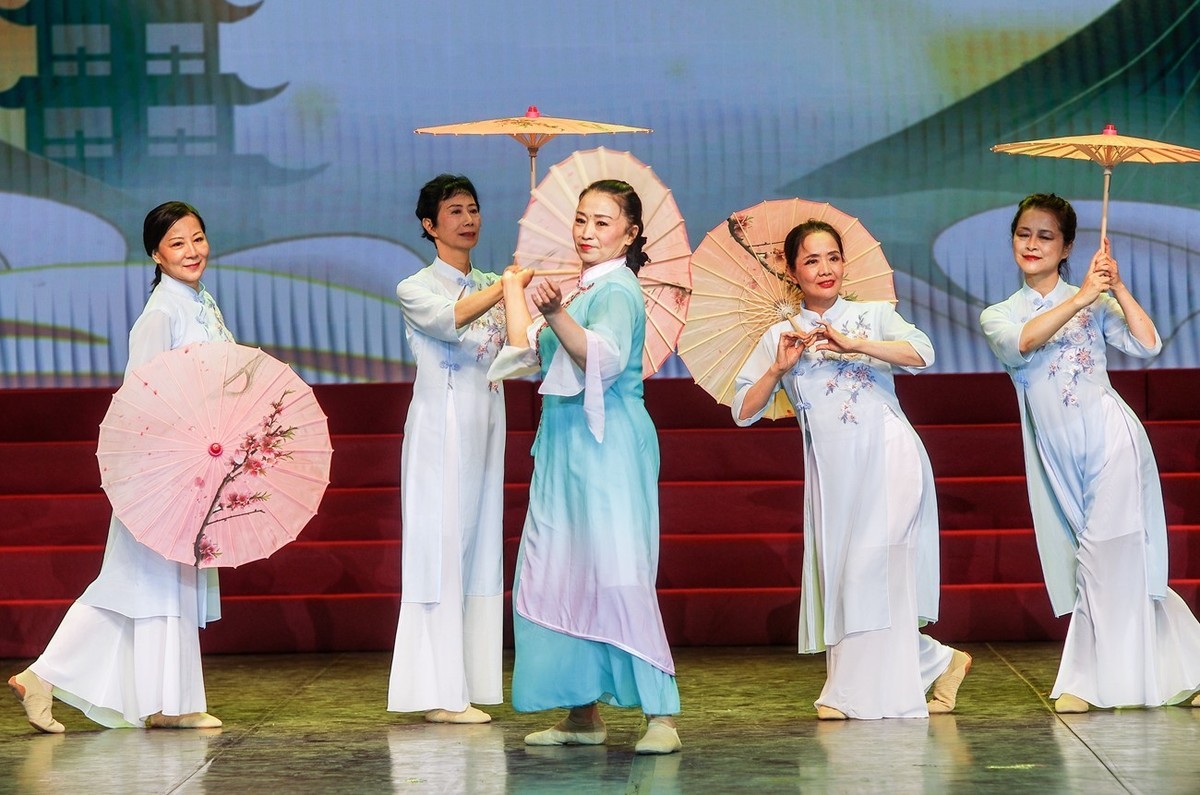 北京海淀区军休干部广场舞展演 三