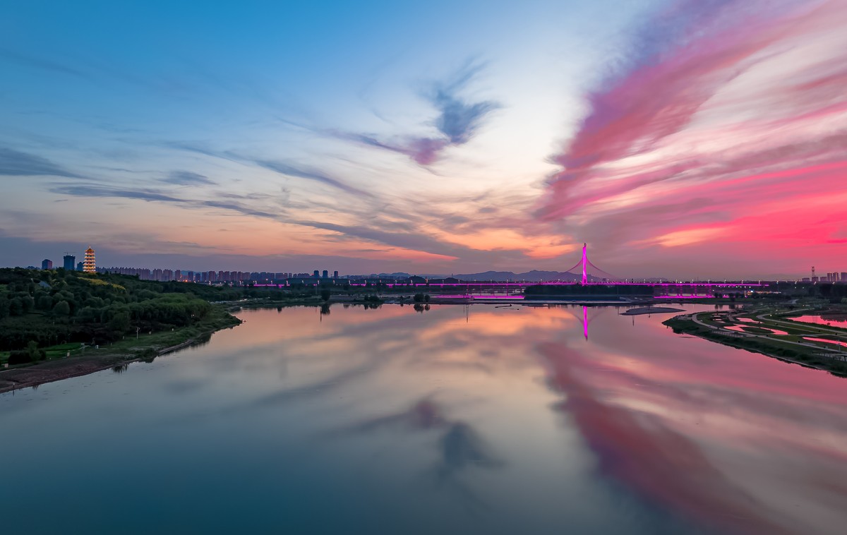 复兴大街一滹沱湿地风景如画
