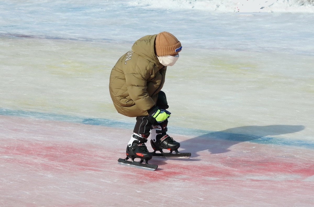 戴绿手套的男娃