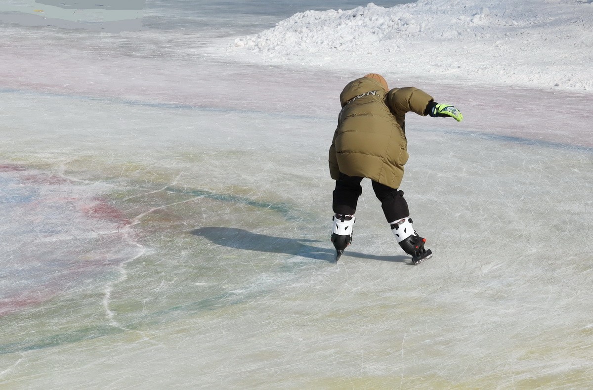 戴绿手套的男娃