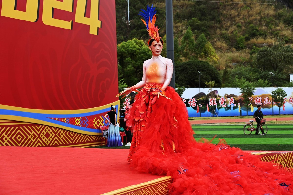 仫佬族县庆上的凤凰展翅