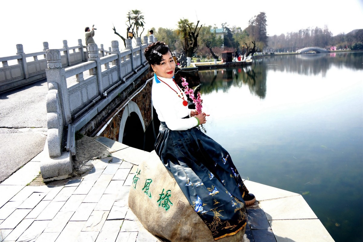 环境人像---东湖春游中的美女！