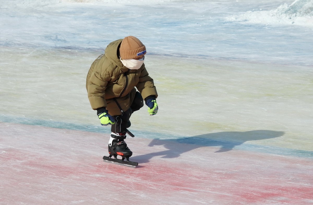 戴绿手套的男娃