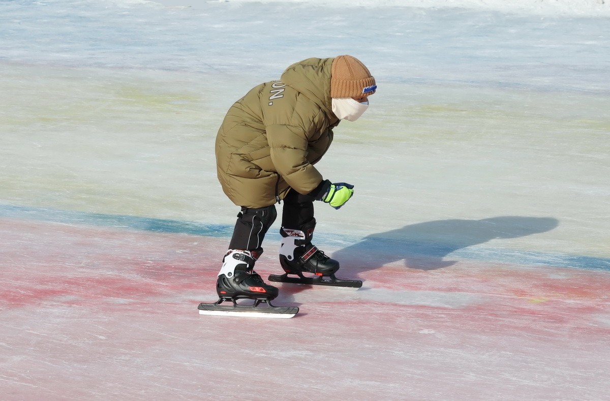 戴绿手套的男娃