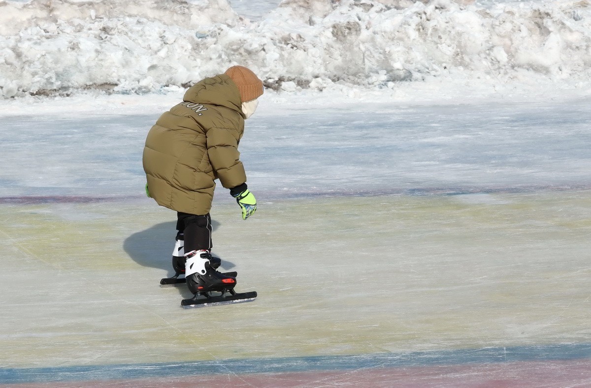 戴绿手套的男娃
